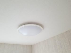 天井クロス貼り、LED照明交換 after
